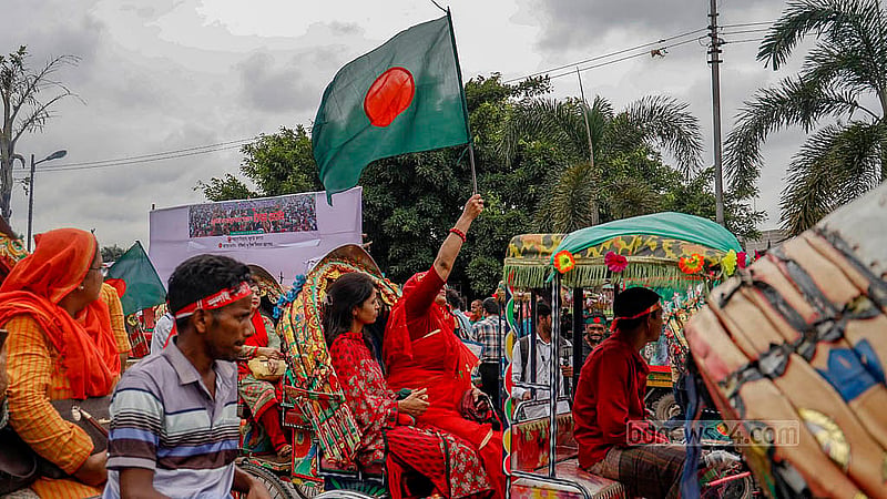 মানিক মিয়া এভিনিউয়ে সোমবার বিকালে জুলাই গণঅভ্যুত্থানের শোভাযাত্রায় অংশগ্রহণ করেন নানা বয়সের নারীরা