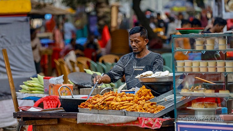 স্বাস্থ্য সচেতনতার বালাই নাই, খোলা আকাশের নিচে উন্মুক্তভাবে ভাজা হচ্ছে চপ। বিক্রিও হচ্ছে খোলামেলাভাবে