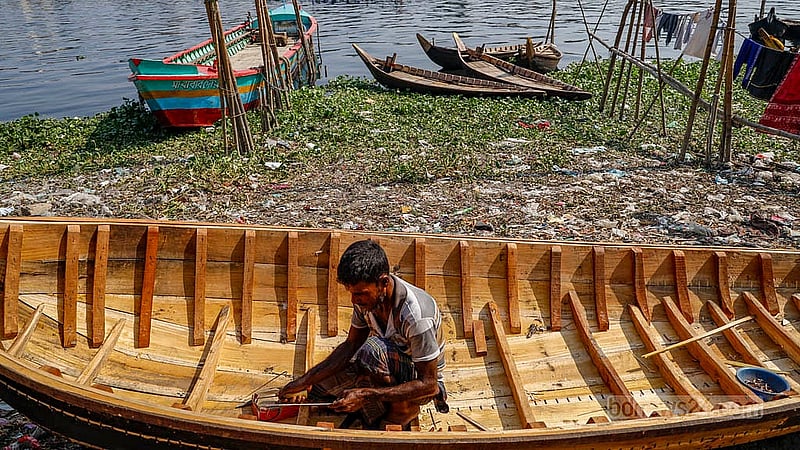 বুড়িগঙ্গা নদীতে খেয়া নৌকার বেশিরভাগই কাঁঠাল গাছের তৈরি। কামরাঙ্গীরচরে বুড়িগঙ্গা নদীর তীরে সেই কাঠ দিয়েই নৌকা বানাচ্ছেন আমির হোসেন
