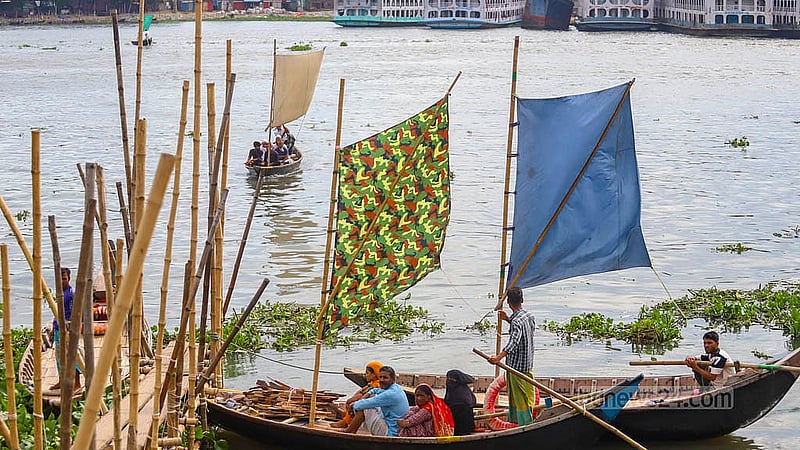 নৌকায় ইঞ্জিন বসার পর থেকে হারিয়ে গেছে পালতোলা নৌকা। যদিও কালেভদ্রে বর্ষা মৌসুমে বুড়িগঙ্গায় ডিঙি নৌকাগুলোকে পাল তুলতে দেখা যায়