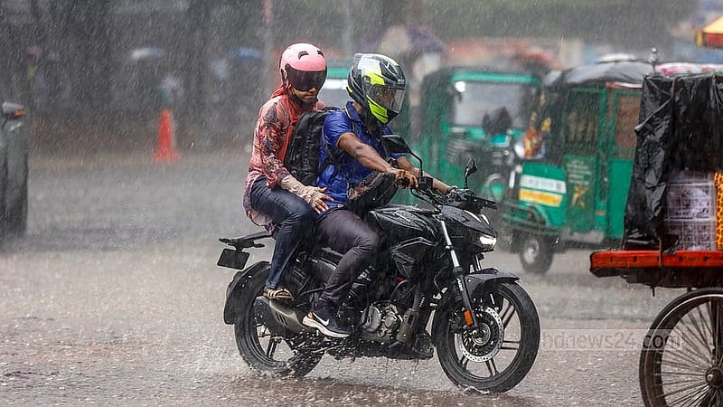 ঢাকা বিশ্ববিদ্যালয় এলাকায় রোববার দুপুরের ঝুম বৃষ্টির মধ্যেই ভিজতে ভিজতে গন্তব্যের পথে মোটরসাইকেল চালক ও তার আরোহী