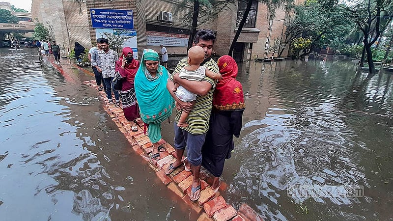 মাতুয়াইল শিশু-মাতৃ স্বাস্থ্য ইনস্টিটিউটে জলজটে চলাচলের জন্য অস্থায়ীভাবে সড়কে পেতে রাখা হয় ইট। জলাবদ্ধতার কারণে চিকিৎসা নিতে আসা রোগী ও স্বজনেরা পড়েন ভোগান্তিতে