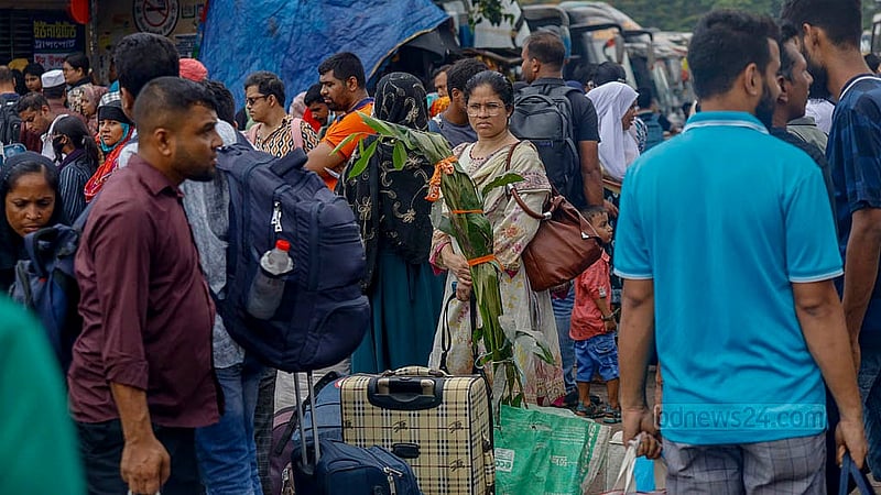 বিভিন্ন জেলা থেকে মহাখালী বাস টার্মিনালে আসা বাসগুলোই আবার যাবে বিভিন্ন গন্তব্যে। যানজটে সেসব বাস যথাসময়ে না আসায় বৃহস্পতিবার টার্মিনালে আসা ঈদযাত্রীদের ঘণ্টার পর ঘণ্টা অপেক্ষা করতে হয়েছে