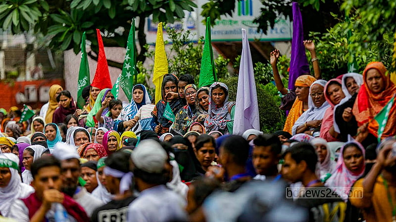 ঈদে মিলাদুন্নবী উপলক্ষে সোমবার রমনার ইঞ্জিনিয়ার্স ইনস্টিটিউশনের সামনে ‘আঞ্জুমানে রহমানিয়া মইনিয়া মাইজভাণ্ডারিয়ার’ ব্যবস্থাপনায় শান্তি মহাসমাবেশ ও সেমিনার আয়োজন করা হয়।