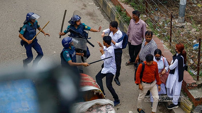 সিটি কলেজের শিক্ষার্থীরা সংঘর্ষের সময় ঢাকা কলেজের দিকে অগ্রসর হতে গেলে পুলিশ তাদের ছত্রভঙ্গ করে দেয়