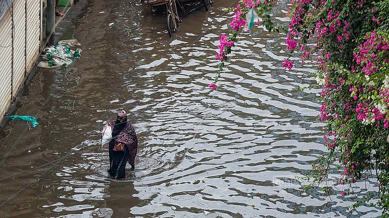 যাত্রাবাড়ীর মীরহাজিরবাগ এলাকায় হাঁটু সমান পানি মাড়িয়ে চলতে হচ্ছে সেখানকার বাসিন্দাদের। মঙ্গলবার থেকে টানা বৃষ্টিতে সেখানে জলাবদ্ধতা তৈরি হয়েছে