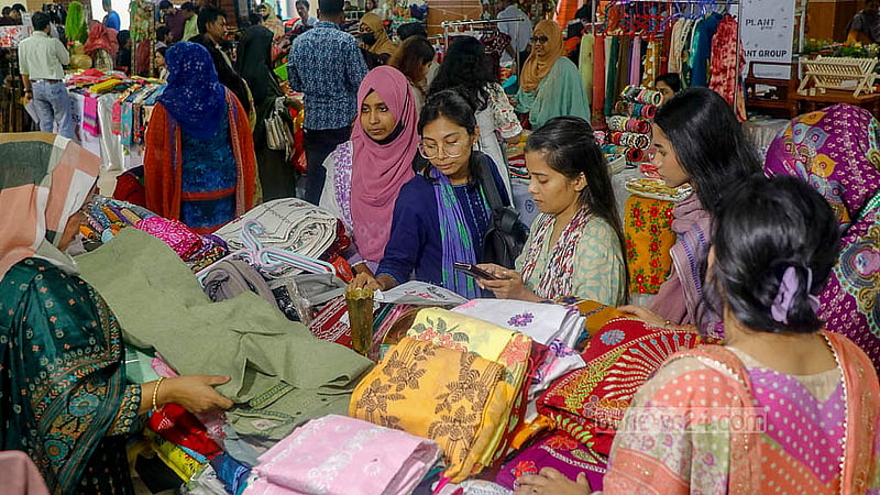 ঢাকার তেজগাঁও বিসিক ভবনে শরৎ মেলায় বিভিন্ন স্টল ঘুরে দেখছেন ক্রেতা-দর্শনার্থীরা। পাঁচ দিনের এ মেলা শুরু হয় রোববার