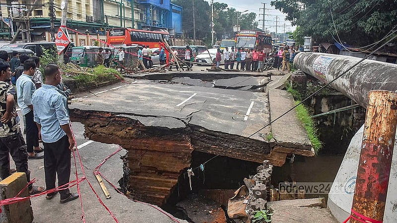 টানা বৃষ্টির মধ্যে চট্টগ্রাম নগরীর স্টারশিপ এলাকায় শীতল ঝর্ণা খালের উপর থাকা সেতু বৃহস্পতিবার ভোরে ধসে পড়ে