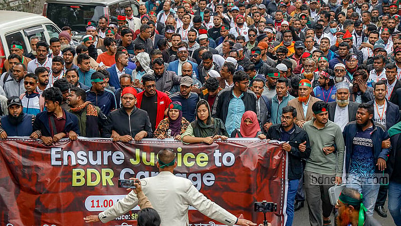 পিলখানায় বিডিআর বিদ্রোহের ঘটনায় দায়ের করা মামলায় গ্রেপ্তার জওয়ানদের 'নিরপরাধ' জানিয়ে তাদের মুক্তির দাবিতে বুধবার কেন্দ্রীয় শহীদ মিনারে সমাবেশ শেষে প্রধান উপদেষ্টার বাসভবন যমুনার দিকে স্বজনদের পদযাত্রা