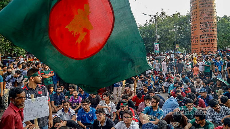 ডিপ্লোমা প্রকৌশলীদের নামের আগে প্রকৌশলী লিখতে না দেওয়াসহ তিন দাবিতে মঙ্গলবার রাজধানীর শাহবাগ মোড় অবরোধ করে বিক্ষোভে নামে বাংলাদেশ প্রকৌশল বিশ্ববিদ্যালয়সহ (বুয়েট) একাধিক বেসরকারি প্রকৌশল বিশ্ববিদ্যালয়ের শিক্ষার্থীরা