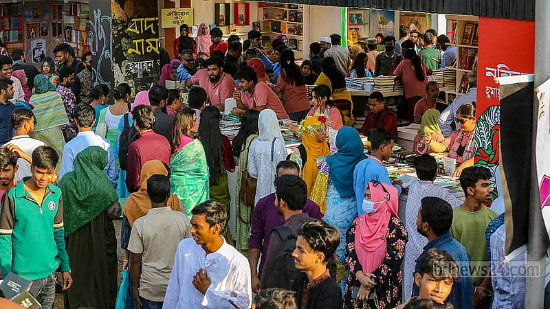 বইমেলার সপ্তম দিনে শুক্রবার বিকালে মেলাপ্রাঙ্গণে ভিড়ের মধ্যে স্টল থেকে স্টলে পছন্দের বইয়ের খোঁজে ক্রেতা-দর্শনার্থীরা।