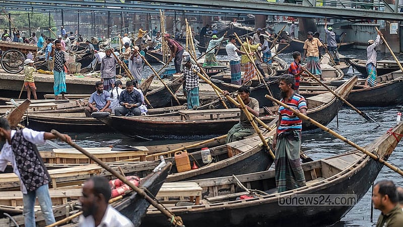 রাজধানীর সদরঘাটে বুড়িগঙ্গা নদীর তীরে যাত্রীর অপেক্ষায় দাঁড়িয়ে সারি সারি নৌকা
