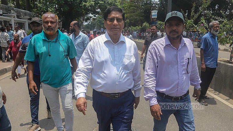 ইশরাক হোসেনকে মেয়রের দায়িত্ব বুঝিয়ে দেওয়ার দাবিতে মঙ্গলবার ঢাকা দক্ষিণ সিটি করপোরেশনের নগর ভবনের সামনে বিক্ষোভ যোগ দেন রাজধানীর বিভিন্ন স্থান থেকে আসা সমর্থকরা