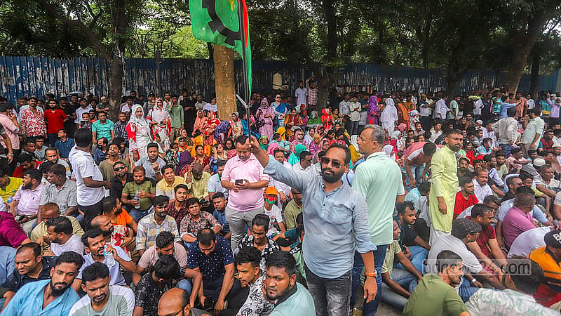 বিএনপি নেতা ইশরাক হোসেনকে ঢাকা দক্ষিণ সিটি করপোরেশনের মেয়র হিসেবে শপথ পড়ানোর দাবিতে মঙ্গলবার নগর ভবনে লাগাতার অবস্থান কর্মসূচি শুরু করেছেন তার সমর্থকরা