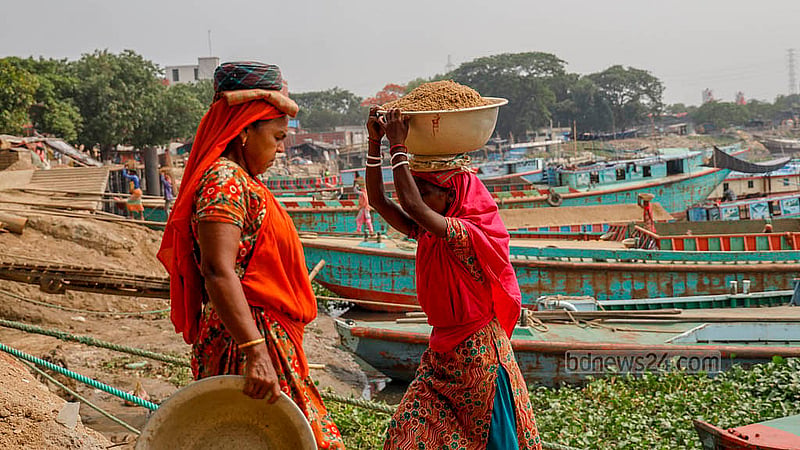 বালু শ্রমিকদের দৈনিক মজুরি নির্ধারণ হয় প্রতি টুকরি হিসেবে। বাল্কহেড থেকে বালু তুলতে টুকরি প্রতি তারা পান আড়াই থেকে তিন টাকা। ভোর থেকে সন্ধ্যা অবধি প্রতিদিন চলে তাদের এই কাজ। মে দিবস নিয়ে কিছু তাদের জানা নেই