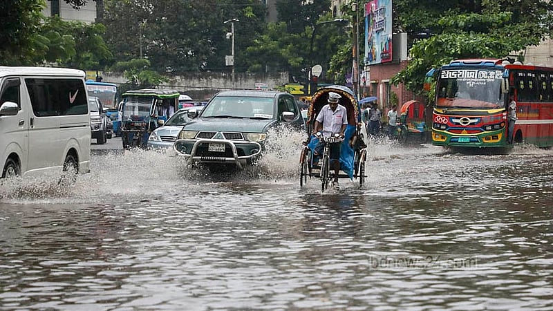 ঢাকায় সোমবার ভোর থেকে লম্বা সময় বৃষ্টির কারণে তলিয়ে যায় মানিক মিয়া এভিনিউ