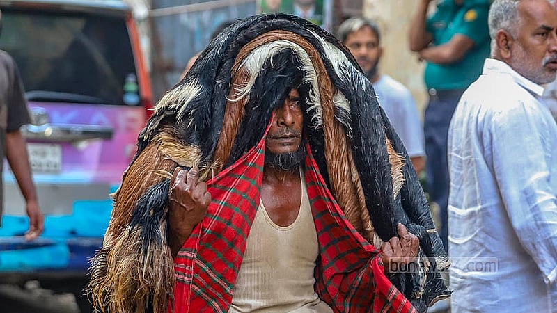 মাথায় করে ছাগলের চামড়া নিয়ে আসছে এক শ্রমিক। রাজধানীর লালবাগের পোস্তায় আকার ভেদে ছাগলের চামড়া বিক্রি হচ্ছে ৩০ থেকে ৭০ টাকায়
