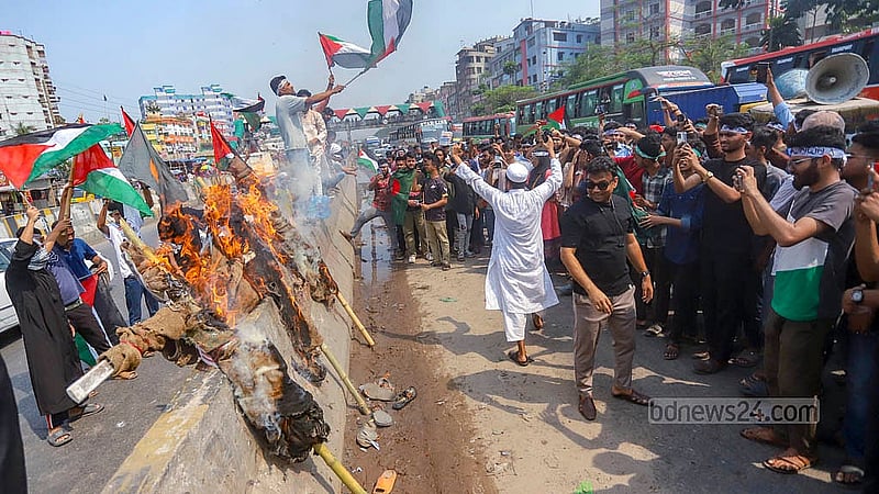 ফিলিস্তিনের গাজায় ইসরায়েলের গণহত্যার প্রতিবাদে সোমবার রাজধানীতে বিক্ষোভ করেন শিক্ষার্থীরা। বিক্ষোভে তারা ইসরায়েলের প্রধানমন্ত্রী বেনিয়ামিন নেতানিয়াহু, মার্কিন প্রেসিডেন্ট ডনাল্ড ট্রাম্প ও ভারতের প্রধানমন্ত্রী নরেন্দ্র মোদীর কুশপুতুল পোড়ান