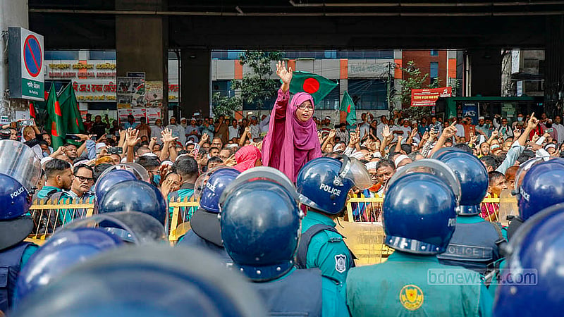 এমপিওভুক্তির দাবি নিয়ে সচিবালয় অভিমুখী পদযাত্রা পুলিশ আটকে দিলে ব্যারিকেডের ওপর উঠে প্রতিবাদ জানান ননএমপিও শিক্ষকরা