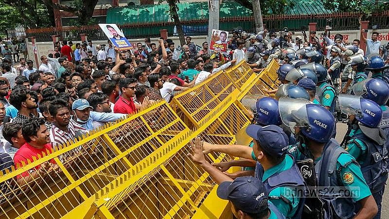 ইশরাক হোসেনকে ঢাকা দক্ষিণ সিটি করপোরেশনের মেয়রের দায়িত্ব বুঝিয়ে দেওয়ার দাবিতে শনিবার নগর ভবন থেকে সচিবালয়মুখী বিক্ষোভ মিছিল শিক্ষা ভবনের সামনে আটকে দেয় পুলিশ।