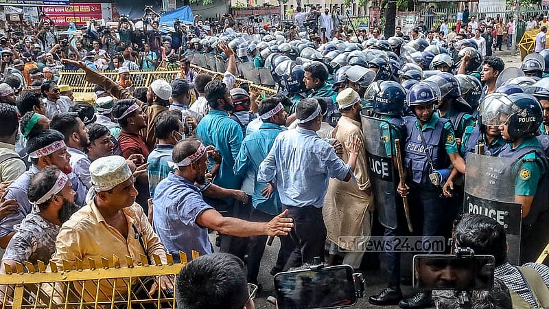 জাতীয় যাদুঘরের সামনে পুলিশের ব্যারিকেড ভেঙে শাহবাগ মোড় অবরোধ করেন আন্দোলনকারী এমপিভুক্ত শিক্ষা প্রতিষ্ঠানের শিক্ষক-কর্মচারীরা