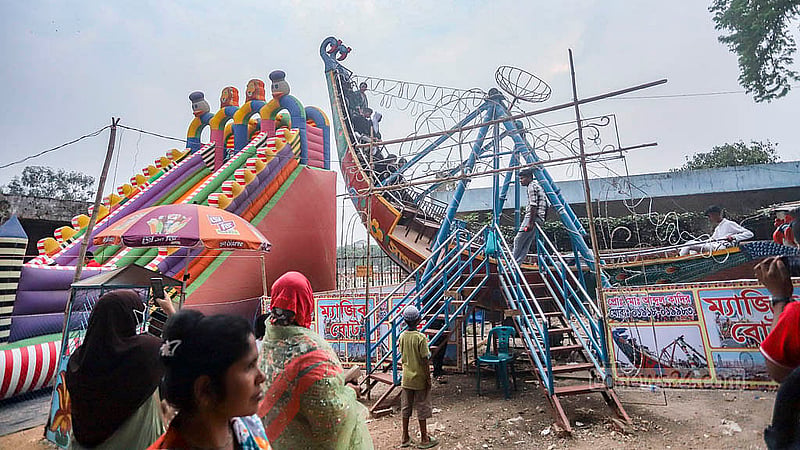 শাহবাগে শিশু পার্কের সামনে অস্থায়ী বিনোদন কেন্দ্রে রয়েছে ‘ম্যাজিক বোট’