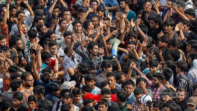 উত্তরার মাইলস্টোন স্কুল অ্যান্ড কলেজ পরিদর্শনে গিয়ে আটকা পড়া আইন উপদেষ্টা আসিফ নজরুল এবং শিক্ষা উপদেষ্টা সি আর আবরার মঙ্গলবার বিকালে পুলিশি পাহারায় স্কুল ক্যাম্পাস ছাড়ার চেষ্টা করলে শিক্ষার্থীরা সড়ক অবরোধ করে স্লোগান দিতে থাকেন