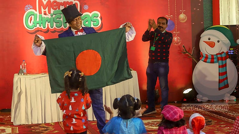 নেচে গেয়ে বড়দিন উদযাপন করে শিশু-কিশোররা। ঢাকার সোনারগাঁও হোটেলে ছিল নানা আয়োজন