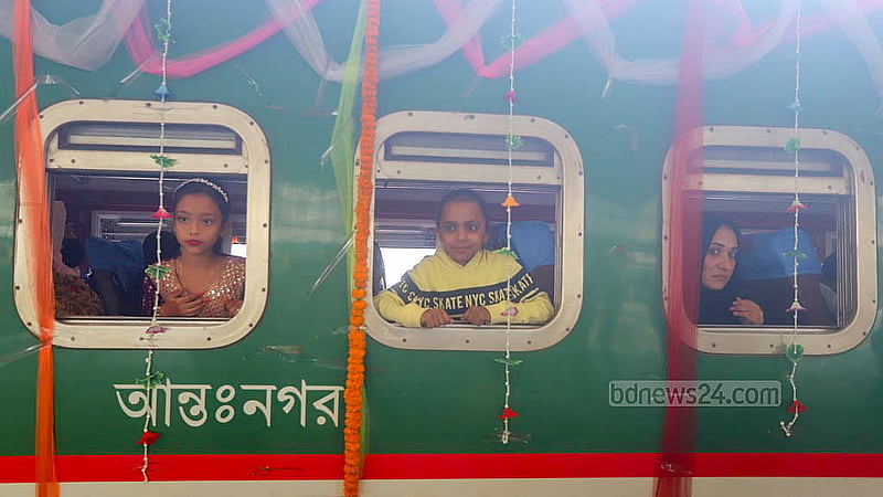 ঢাকা থেকে বেনাপোলে রূপসী বাংলা এক্সপ্রেস ট্রেন চলাচলের প্রথম যাত্রার সঙ্গী শিশুরাও