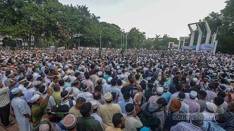 মূল বেতনের ২০ শতাংশ বাড়ি ভাড়া নির্ধারণসহ নানা দাবিতে এমপিওভুক্ত শিক্ষক-কর্মচারীরা রোববার বিকালে কেন্দ্রীয় শহীদ মিনার থেকে শিক্ষা ভবনের দিকে এগোতে থাকেন।