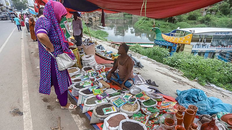 গাছ পরিচর্যার বিভিন্ন সামগ্রী মিলে রাজধানীর মেরাদিয়া হাটে। তাই অনেক ক্রেতাই ভিড় করেন এ হাটে কমদামে বিভিন্ন পণ্য কিনতে