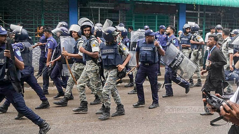 গোপালগঞ্জে জাতীয় নাগরিক পার্টির (এনসিপি) সমাবেশ কর্মসূচি ঘিরে হামলা-সংঘর্ষের মধ্যে সড়কে অবস্থান পুলিশের।