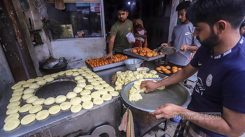 ঢাকার জুরাইনের কমিশনার সড়কের বিসমিল্লাহ হোটেলে তৈরি হয় মধুবন রুটি, যা তৈরির মূল উপাদান ময়দা, ডিম, কলা, চিনি ও ইষ্ট