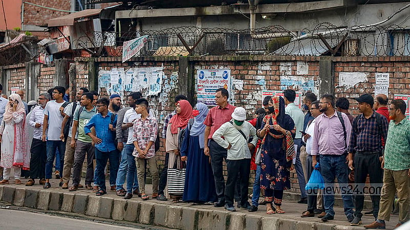 রাজধানীর হাতিরঝিলে ওয়াটার ট্যাক্সি চলাচল বন্ধ থাকায় চাপ বেড়েছে চক্রাকার বাসে। সকালে অফিসগামী মানুষদের দীর্ঘ সময় অপেক্ষা করতে হয় বাসের জন্য