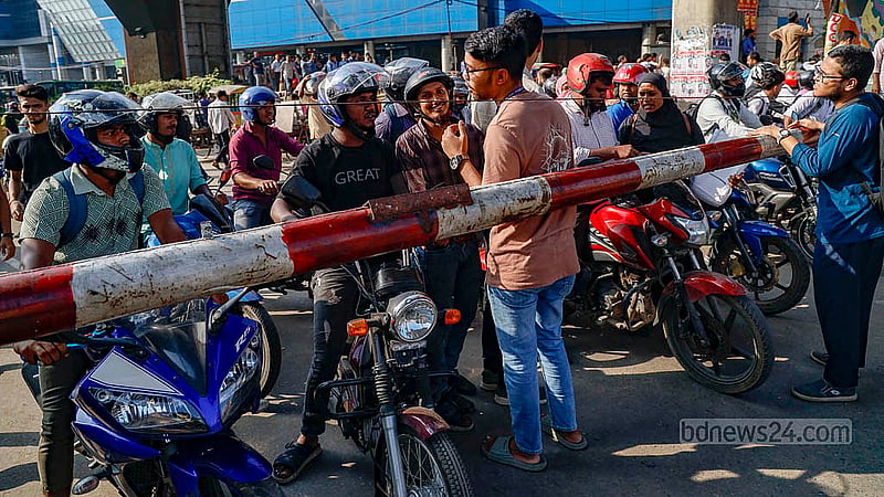 মহাখালী রেলক্রসিংয়ে বার দিয়ে আটকে রাখা হয়েছে সব ধরনের যানবাহন