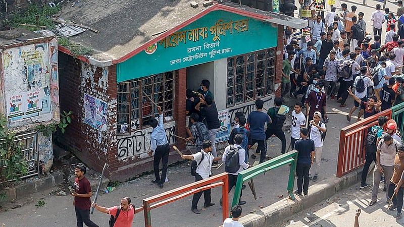 রাজধানীর সায়েন্স ল্যাবরেটরি মোড়ে মঙ্গলবার দুপুরে পুলিশ ফাঁড়ি ভাঙচুর করেন কোটা আন্দোলনকারী শিক্ষার্থীরা