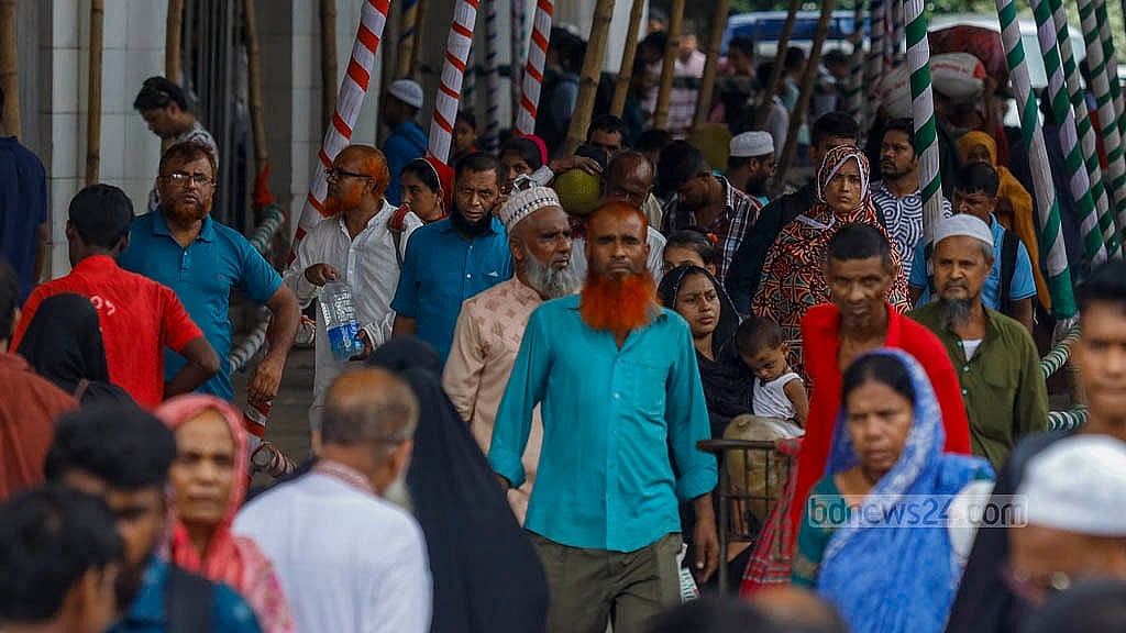 বাড়তি ছুটি নিয়ে ঈদ উদযাপনে যারা ছিলেন ঢাকার বাইরে তাদের বড় অংশ ফিরেছেন শনিবার। শনিবার কমলাপুর স্টেশনে ছিল ঈদ ফেরত যাত্রীদের ভিড়