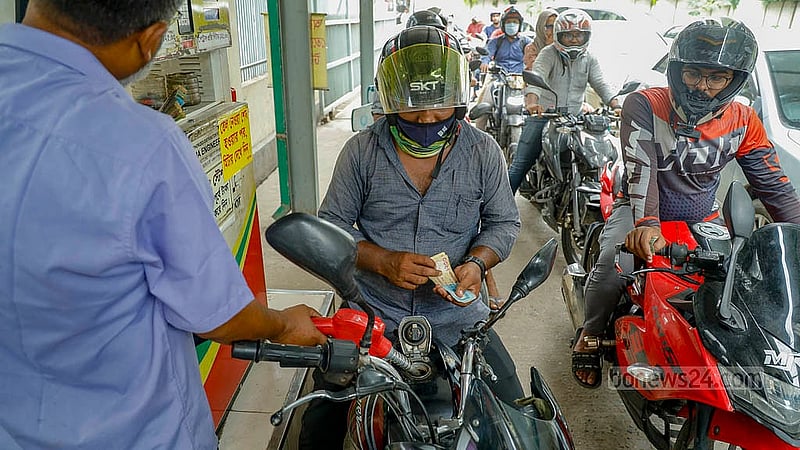 ব্যক্তি মালিকানাধীন পেট্রোল পাম্প রোববার সকাল ৬টা থেকে দুপুর ২টা পর্যন্ত বন্ধ থাকায় সরকারি পাম্পগুলোতে ভিড় দেখা দেয়