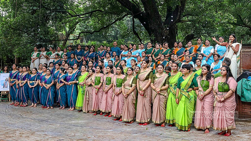 ঢাকা বিশ্ববিদ্যালয়ের চারুকলা অনুষদের বকুলতলায় শুক্রবার নৃত্যশিল্পী অর্থী আহমেদের নির্দেশনায় হয় নৃত্য অনুষ্ঠান ‘ঘনঘটা’, যেখানে অংশ নেয় ১৮ থেকে ৭০ বছর বয়সী শতাধিক নৃত্যশিল্পী