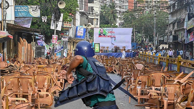 ঢাকার কাকরাইলে কেন্দ্রীয় কার্যালয়ের সামনে শনিবার জাতীয় পার্টির কর্মী সমাবেশ ঘিরে দলটির নেতাকর্মীদের সঙ্গে পুলিশের ধাওয়া-পাল্টা ধাওয়ার ঘটনা ঘটে।