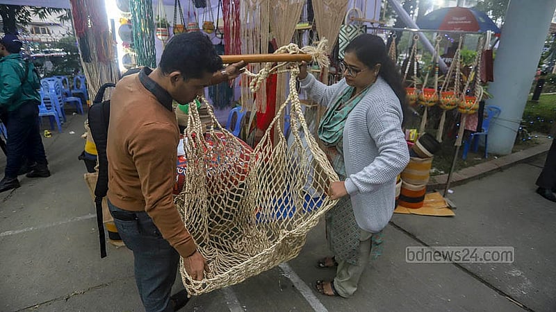 ঢাকার তেজগাঁওয়ে পাটপণ্য মেলায় পাটের তৈরি নানা জিনিস ঘুরে ঘুরে দেখছেন বিভিন্ন বয়েসি মানুষ