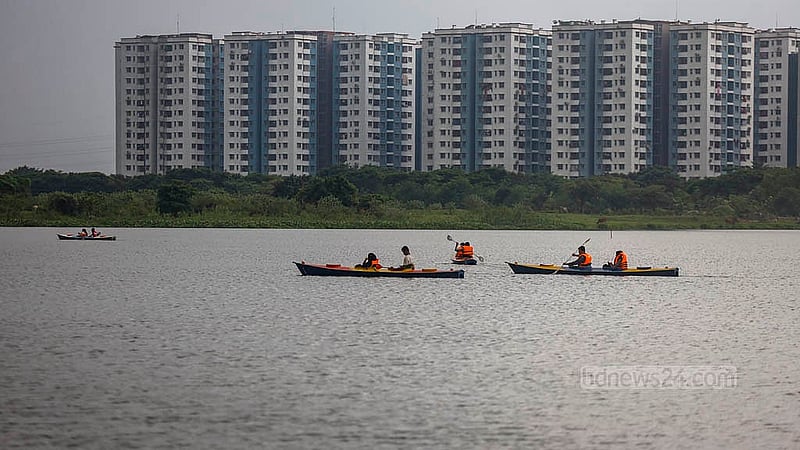 এখন কায়াকিং করা যায় উত্তরার দিয়াবাড়িতেও। সেখানে ঘণ্টা হিসেবে ভাড়া মেলে কায়াকিংয়ের নৌকা