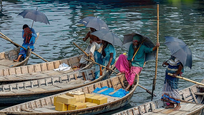 রোদের তীব্রতায় অন্যতম ভরসা ছাতা। পুরান ঢাকার ওয়াইজঘাটে বুড়িগঙ্গা নদীতে নৌকার মাঝিরা ছাতামাথায় যাত্রীর অপেক্ষায়