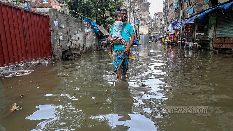 বৃষ্টির কারণে পুরান ঢাকার বংশাল এলাকায় জলাবদ্ধতার ভোগান্তিতে পড়েছেন বাসিন্দারা