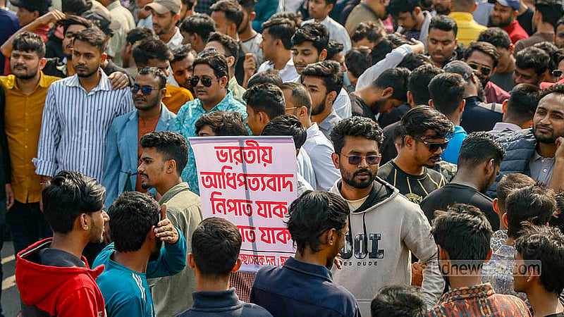 ভারতীয় হাই কমিশন অভিমুখে বিএনপির পদযাত্রায় দলীয় পতাকা, ব্যানার ও প্ল্যাকার্ড নিয়ে যোগ দেন নেতাকর্মীরা