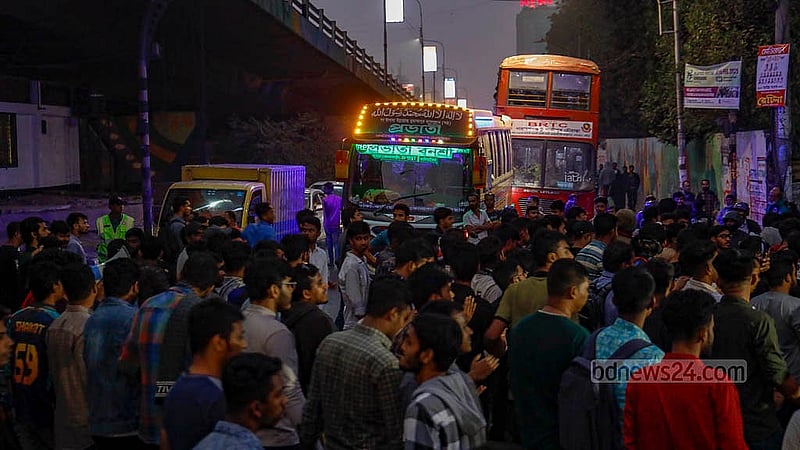 সাত দাবিতে শনিবার বিকালে মিছিল নিয়ে মহাখালী রেলগেট ও আমতলী হয়ে ক্যাম্পাসের সামনে জড়ো হন তিতুমীর কলেজের শিক্ষার্থীরা
