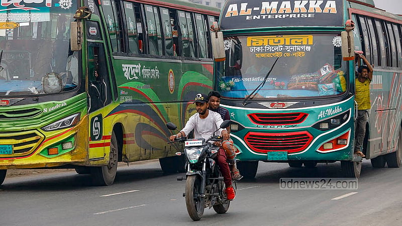 মোটরসাইকেলের দুই আরোহীর কারও মাথায়ই হেলমেট নেই, ঢাকা-চট্টগ্রাম মহাসড়কে বেপরোয়া গতিতে একটি বাসকে অতিক্রম করার চেষ্টায় তারা