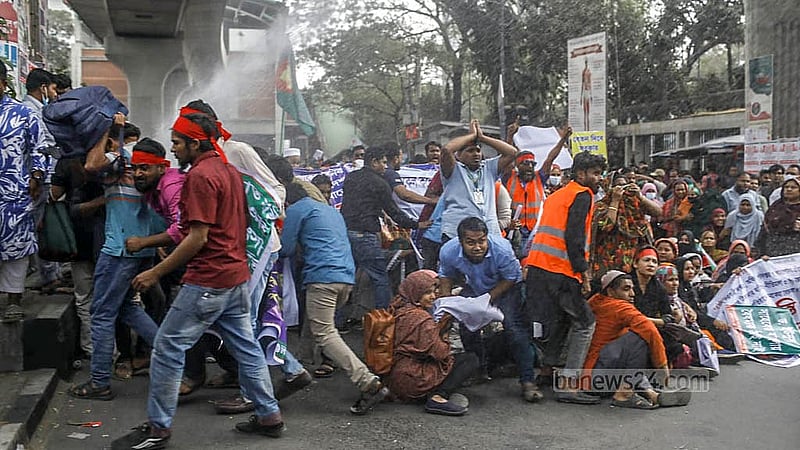 আউটসোর্সিং কর্মচারী কল্যাণ পরিষদের সদস্যদরা চাকরি স্থায়ীকরণের দাবিতে শনিবার জাতীয় প্রেস ক্লাবের সামনে সড়ক অবরোধ করলে তাদের ছত্রভঙ্গ দেয় পুলিশ; এসময় আহত হন অনেকে।