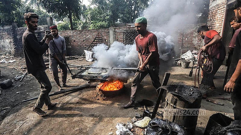 চুল্লি থেকে গলিত ধাতু নামাতে ব্যস্ত শ্রমিকরা। কারখানাজুড়ে চলছে মহাযজ্ঞ; ধাপে ধাপে বানানো হচ্ছে প্রপেলার