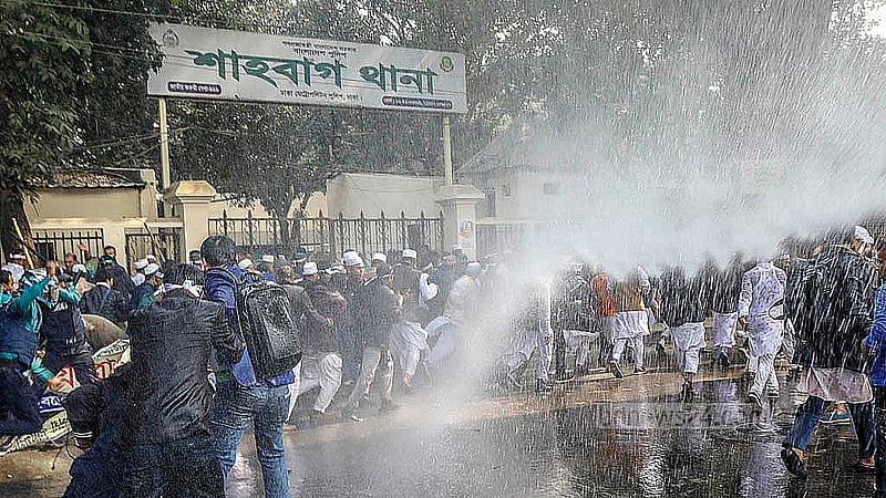 ব্যারিকেড ভেঙে এগিয়ে যাওয়ার চেষ্টা করলে এবতেদায়ী মাদরাসা শিক্ষকদের লাঠিচার্জ করে পুলিশ। মিছিল ছত্রভঙ্গ করতে কাঁদুনে গ্যাসের সঙ্গে ব্যবহার করা হয় জলকামানও